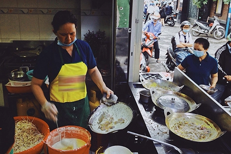 Quán có khoảng 5-6 nhân viên phục vụ, bếp nằm ngay bên ngoài. Ảnh: Linh Sea. Quán có khoảng 5-6 nhân viên phục vụ, bếp nằm ngay bên ngoài. Ảnh: Linh Sea.
