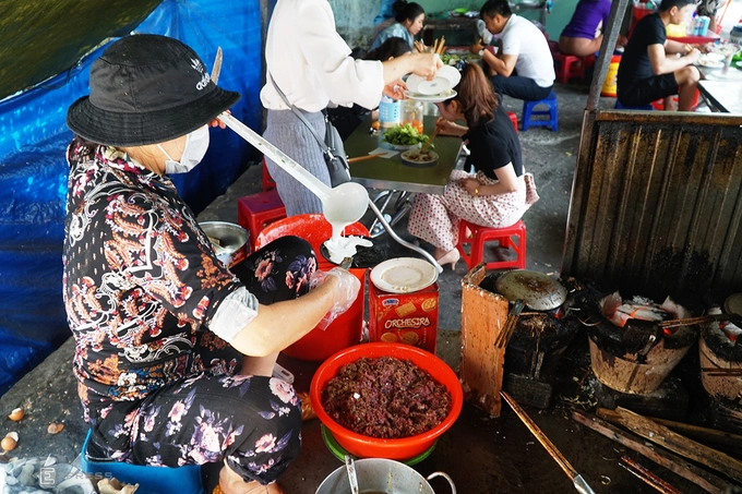 Dáng người nhỏ nhắn, bà Tám một mình đổ bánh liên hồi trên 8 chiếc chảo được đặt trên bếp lò nóng hầm hập làm bằng đất nung.