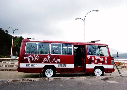 Chiếc xe bus bụi bặm này vừa là không gian chính của quán, là nơi để khách lựa chọn các món nước. Ảnh: Phong Vinh Chiếc xe bus bụi bặm này vừa là không gian chính của quán, là nơi để khách lựa chọn các món nước. Ảnh: Phong Vinh