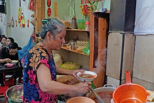Người phụ nữ gốc Ấn bán bò kho 16 năm ở Sài Gòn. Ảnh: Di Vỹ. Người phụ nữ gốc Ấn bán bò kho 16 năm ở Sài Gòn. Ảnh: Di Vỹ.