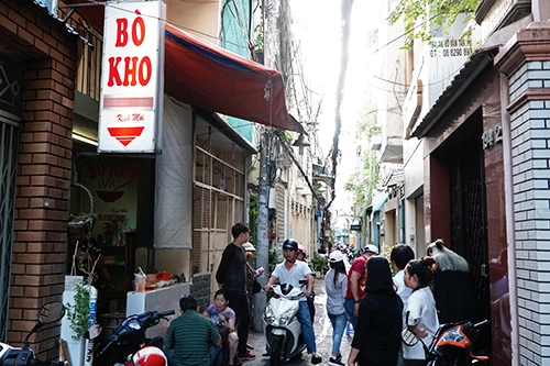 Khách đứng đợi trước quán để có chỗ ngồi. Ảnh: Di Vỹ. Khách đứng đợi trước quán để có chỗ ngồi. Ảnh: Di Vỹ.
