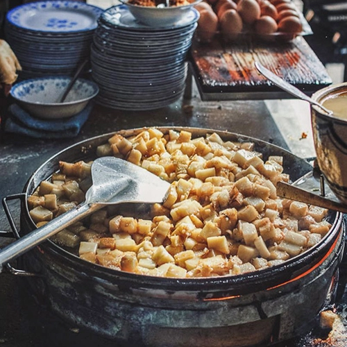 Các nguyên liệu để làm nên món ăn được người trong gia đình chuẩn bị mỗi ngày. Bột bánh là thứ quyết định độ ngon của món ăn. Bột sau khi chiên phải mềm mà không nhão, để lâu không bị cứng. Ngoài hai nguyên liệu chính là bột và trứng, món ăn dọn ra còn có hành lá, tóp mỡ. Các nguyên liệu để làm nên món ăn được người trong gia đình chuẩn bị mỗi ngày. Bột bánh là thứ quyết định độ ngon của món ăn. Bột sau khi chiên phải mềm mà không nhão, để lâu không bị cứng. Ngoài hai nguyên liệu chính là bột và trứng, món ăn dọn ra còn có hành lá, tóp mỡ.