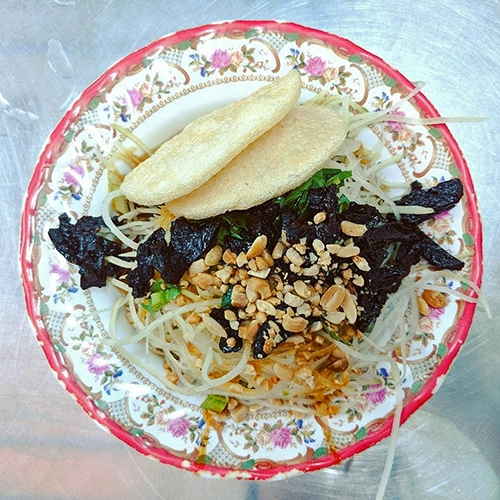 Giống như các hàng quán khác ở Sài Gòn, bột chiên ở địa chỉ này cũng có thêm nước tương và gỏi đu đủ ăn kèm. Nước tương ở quán thơm, sợi đu đủ giòn và chua vừa phải. Chan thứ nước sóng sánh lên đĩa bánh rồi lấy muỗng xắn từng miếng bột nhỏ, ăn kèm đu đủ, bạn sẽ cảm nhận được hương vị trọn vẹn của món ăn. Giá cho một suất ăn là 26.000 đồng. Chị Hoàng Nhi (TP HCM) là khách quen ở đây suốt 5 năm qua chia sẻ: "Tôi rất thích món bột chiên và từng ăn ở rất nhiều quán khác nhau. Tôi thấy bột ở đây chiên giòn bên ngoài mà vẫn mịn bên trong, nước chấm vừa vị". Giống như các hàng quán khác ở Sài Gòn, bột chiên ở địa chỉ này cũng có thêm nước tương và gỏi đu đủ ăn kèm. Nước tương ở quán thơm, sợi đu đủ giòn và chua vừa phải. Chan thứ nước sóng sánh lên đĩa bánh rồi lấy muỗng xắn từng miếng bột nhỏ, ăn kèm đu đủ, bạn sẽ cảm nhận được hương vị trọn vẹn của món ăn. Giá cho một suất ăn là 26.000 đồng. Chị Hoàng Nhi (TP HCM) là khách quen ở đây suốt 5 năm qua chia sẻ: "Tôi rất thích món bột chiên và từng ăn ở rất nhiều quán khác nhau. Tôi thấy bột ở đây chiên giòn bên ngoài mà vẫn mịn bên trong, nước chấm vừa vị".