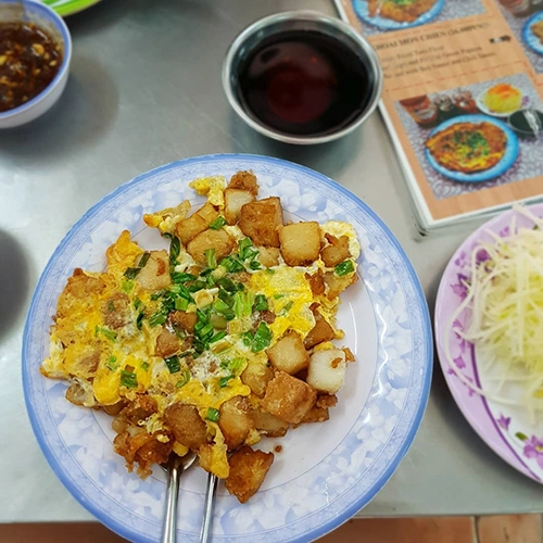Quán mở cửa từ 16h mỗi ngày nhưng từ 17h đã đông đúc, có khi không còn chỗ ngồi. Ngoài món bột chiên nổi tiếng, thực đơn của quán còn có gỏi khô bò, bánh hẹ, nui chiên, khoai môn, há cảo... Gỏi khô bò giá 20.000 đồng một đĩa. Quán mở cửa từ 16h mỗi ngày nhưng từ 17h đã đông đúc, có khi không còn chỗ ngồi. Ngoài món bột chiên nổi tiếng, thực đơn của quán còn có gỏi khô bò, bánh hẹ, nui chiên, khoai môn, há cảo... Gỏi khô bò giá 20.000 đồng một đĩa.