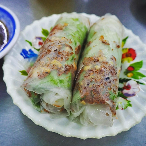 Bò bía mặn ở quán này được làm từ xà lách, củ sắn, lạp xưởng và tôm khô, được nhiều khách đánh giá là hợp khẩu vị, giá 4.000 đồng một cuốn. Quán cũng phục vụ nhiều loại nước giải khát như rau má, cam vắt, sữa tươi, chanh muối, nước ngọt... Bò bía mặn ở quán này được làm từ xà lách, củ sắn, lạp xưởng và tôm khô, được nhiều khách đánh giá là hợp khẩu vị, giá 4.000 đồng một cuốn. Quán cũng phục vụ nhiều loại nước giải khát như rau má, cam vắt, sữa tươi, chanh muối, nước ngọt...