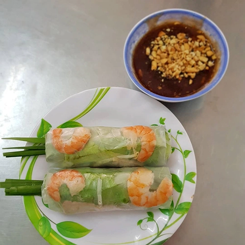 Gỏi cuốn cũng là món được lòng nhiều thực khách. Mỗi chiếc giá 7.000 đồng. Gỏi cuốn cũng là món được lòng nhiều thực khách. Mỗi chiếc giá 7.000 đồng.