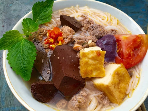 Tô bún đơn giản chỉ có cua, huyết, đậu hủ và cà chua nhưng lại được nhiều người mê. Ảnh: Mr. True Tô bún đơn giản chỉ có cua, huyết, đậu hủ và cà chua nhưng lại được nhiều người mê. Ảnh: Mr. True