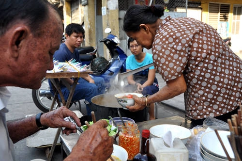 Quán bún bà Sang luôn đông khách. Ảnh: Thiên Chương Quán bún bà Sang luôn đông khách. Ảnh: Thiên Chương