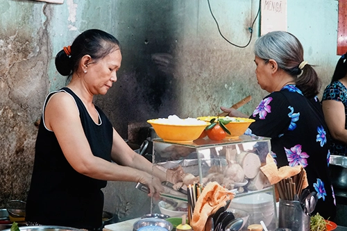 Bà Hương (bên trái ảnh) và bà Hiền cùng đứng bếp. Ảnh: Di Vỹ.
