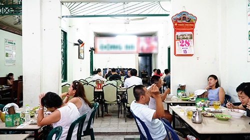 Không gian quán là một gian nhà lớn, bàn ghế xếp đặt gọn gàng. Ảnh: Di Vỹ. Không gian quán là một gian nhà lớn, bàn ghế xếp đặt gọn gàng. Ảnh: Di Vỹ.