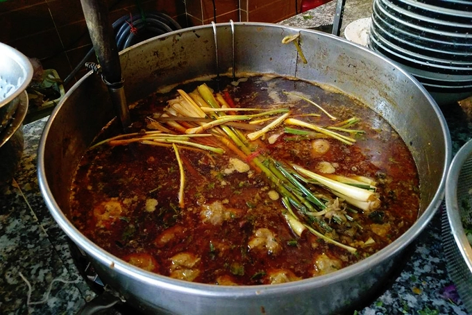 Gian bếp đặt ngay lối đi nên ngay từ những bước chân đầu tiên vào quán, bạn có thể ngửi thấy mùi thơm thoang thoảng. Nước lèo được nấu từ nhiều loại gia vị, hầm thêm xương để vị đậm đà. Ảnh: @jeffchoctopus. Gian bếp đặt ngay lối đi nên ngay từ những bước chân đầu tiên vào quán, bạn có thể ngửi thấy mùi thơm thoang thoảng. Nước lèo được nấu từ nhiều loại gia vị, hầm thêm xương để vị đậm đà. Ảnh: @jeffchoctopus.