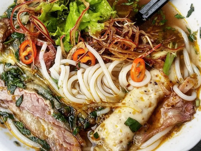 Khác với nhiều quán bún bò ở Sài Gòn, cọng bún ở đây nhỏ, dài và mềm tạo cho thực khách cảm giác đỡ ngán khi ăn. Ảnh: @gabonvoyage. Khác với nhiều quán bún bò ở Sài Gòn, cọng bún ở đây nhỏ, dài và mềm tạo cho thực khách cảm giác đỡ ngán khi ăn. Ảnh: @gabonvoyage.