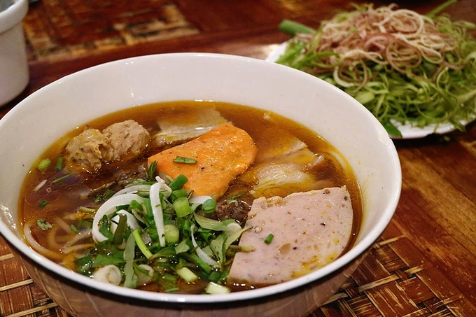 Tô bún bò lớn có giá 72.000 đồng, tô nhỏ giá 62.000 đồng. Món ăn sẽ không ngon nếu thiếu rau muống chẻ sợi, rau chuối bào, giá cọng. Bạn có thể yêu cầu rau trụng hoặc để sống tuỳ theo sở thích. Ảnh: @thehungrymoustache. Tô bún bò lớn có giá 72.000 đồng, tô nhỏ giá 62.000 đồng. Món ăn sẽ không ngon nếu thiếu rau muống chẻ sợi, rau chuối bào, giá cọng. Bạn có thể yêu cầu rau trụng hoặc để sống tuỳ theo sở thích. Ảnh: @thehungrymoustache.
