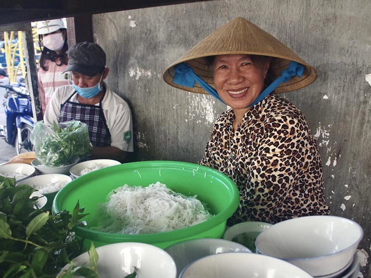 Cô Thành, con gái thứ hai của ông Ba, cùng gia đình tiếp quản quán ăn.