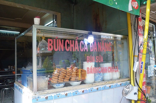 Trên đường Phan Xích Long (quận Phú Nhuận), có một quán bán bún vị Đà Nẵng gần 17 năm nay. Mặt tiền của quán là chiếc tủ kính dùng để chứa các dụng cụ, vật liệu nấu nướng. Không gian quán sực nức mùi thơm của nồi nước lèo. Trên đường Phan Xích Long (quận Phú Nhuận), có một quán bán bún vị Đà Nẵng gần 17 năm nay. Mặt tiền của quán là chiếc tủ kính dùng để chứa các dụng cụ, vật liệu nấu nướng. Không gian quán sực nức mùi thơm của nồi nước lèo.