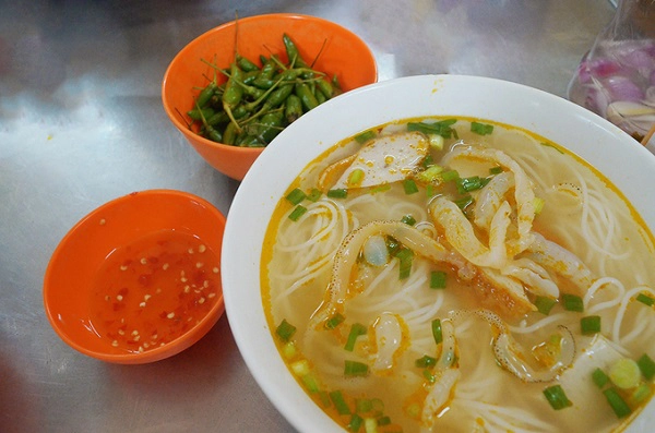 Ngoài bún chả cá, bún sứa cũng được nhiều thực khách yêu cầu bởi các món từ sứa hiếm có ở các quán ăn ở Sài Gòn. Tô bún sứa có thêm chả cá giá 40.000 đồng. Ngồi trong quán, bạn sẽ cảm nhận không chỉ hương vị của món ăn, mà cả cái tình của người Trung qua cách phục vụ và giọng nói đặc sệt địa phương. Dễ nhận ra nhất là những từ đệm như “cái chi, rứa”. Ngoài bún chả cá, bún sứa cũng được nhiều thực khách yêu cầu bởi các món từ sứa hiếm có ở các quán ăn ở Sài Gòn. Tô bún sứa có thêm chả cá giá 40.000 đồng. Ngồi trong quán, bạn sẽ cảm nhận không chỉ hương vị của món ăn, mà cả cái tình của người Trung qua cách phục vụ và giọng nói đặc sệt địa phương. Dễ nhận ra nhất là những từ đệm như “cái chi, rứa”.