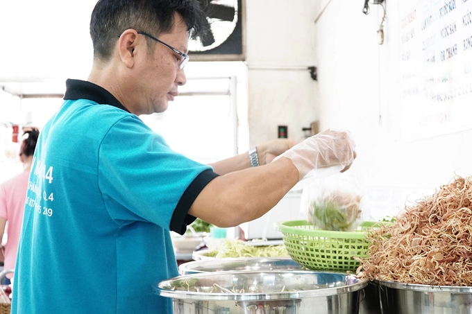 Nằm ngay mặt tiền đường Khánh Hội, quận 4, quán bún mắm có biển hiệu to và gian bếp chế biến ngay phía trước. Bên trong tủ kính bày những con tôm tươi luộc chín đỏ, mực nang béo ú hấp chín nguyên con, cá lóc, thịt heo quay... và nhiều loại rau dùng để ăn kèm đã được rửa sạch.  "Quán mở bán đến nay đã được gần 20 năm. Ngày trước, quán nằm gần một khu chợ ở quận 4 và mới dời về trí hiện tại được gần 5 năm", quản lý quán cho hay.