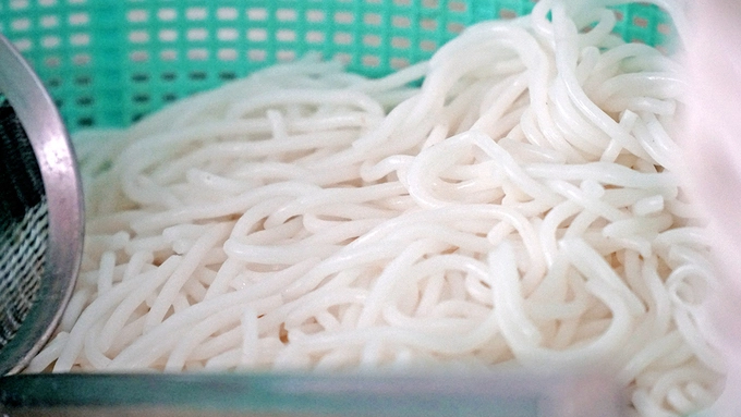 Mỗi ngày, quán mở cửa từ 9h đến 21h. Quản lý ở đây cho hay, trung bình quán bán hơn 100 kg bún mỗi ngày. "Ngày nào đông khách có khi bán được 150 kg".