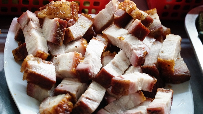 Quán chỉ bán độc nhất món bún mắm. Ngoài đồ ăn kèm tươi ngon thì điểm cộng của địa chỉ này còn nằm ở mùi vị của nước lèo. Vị nước hơi mặn nhưng khi cho thêm rau vào, tạo cho thực khách cảm giác hài hòa hơn. Mùi mắm nấu trong nước vừa đủ, thơm nức.