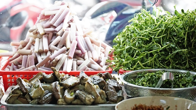 Cà tím, bông súng hay rau đắng là những món rau đặc trưng ăn kèm với bún mắm.