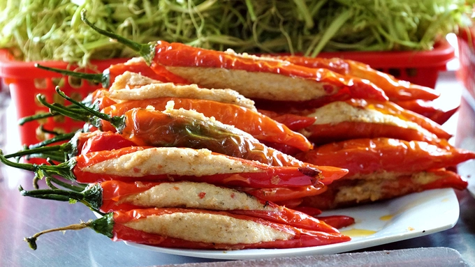 Ớt dồn chả cá là một trong những điểm nhấn trang trí khiến món ăn lúc dọn ra trở nên hấp dẫn hơn.