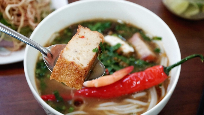 Quán thoáng mát, sạch sẽ tạo nên không gian ăn uống tự nhiên. Nhân viên phục vụ chu đáo. Tại đây, bạn cũng có thể mua mang về với suất ăn được chuẩn bị trong hộp nhựa. Bãi đỗ xe có người trông nằm ở phía trước quán. Quán thường kín bàn vào giờ ăn.