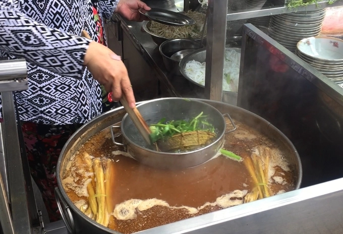 Điểm mấu chốt nằm ở nồi nước lèo nấu từ mắm cá linh và mắm cá lóc thơm phức, theo tỷ lệ gia truyền cho hương vị đặc trưng luôn sôi sùng sục đặt ngay trước cửa quán. Điểm mấu chốt nằm ở nồi nước lèo nấu từ mắm cá linh và mắm cá lóc thơm phức, theo tỷ lệ gia truyền cho hương vị đặc trưng luôn sôi sùng sục đặt ngay trước cửa quán.