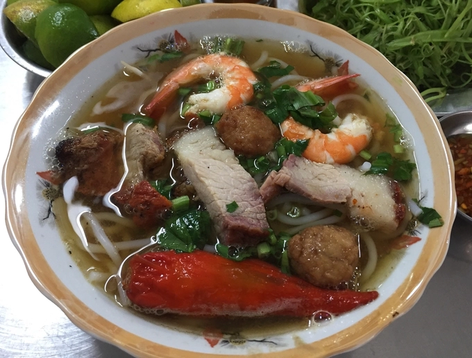 Chả cá thơm, thịt heo quay mềm, thấm vị, lớp da heo giòn giòn thêm mùi hăng của ớt chiếm trọn cảm tình của thực khách. Nếu không ăn cay được thì bạn nên dặn chủ quán chừa món ớt bọc chả cá ra. Chả cá thơm, thịt heo quay mềm, thấm vị, lớp da heo giòn giòn thêm mùi hăng của ớt chiếm trọn cảm tình của thực khách. Nếu không ăn cay được thì bạn nên dặn chủ quán chừa món ớt bọc chả cá ra.