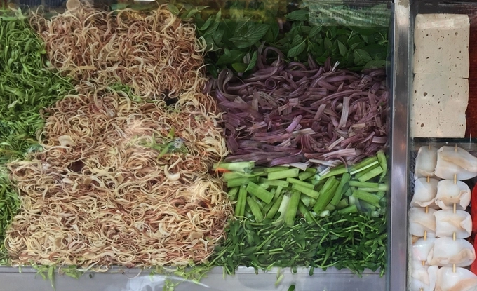 Món ăn sẽ không chuẩn nếu thiếu các loại rau sống đặc trưng miền Tây như rau đắng, bông súng, kèo nèo... Thêm vài cọng ngò gai thơm nồng là đủ làm bạn thích mê. Món ăn sẽ không chuẩn nếu thiếu các loại rau sống đặc trưng miền Tây như rau đắng, bông súng, kèo nèo... Thêm vài cọng ngò gai thơm nồng là đủ làm bạn thích mê.