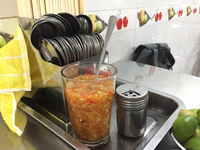 Pha chút ớt băm nhuyễn chung với chén nước mắm ngọt để làm nước chấm thịt, chả cá... Nước lèo đậm đà, vị mặn của mắm xen lẫn vị ngọt miền Tây vừa miệng nên bạn không cần phải nêm nếm thêm. Khi ăn, thực khách vắt thêm lát chanh là hết sẩy. Pha chút ớt băm nhuyễn chung với chén nước mắm ngọt để làm nước chấm thịt, chả cá... Nước lèo đậm đà, vị mặn của mắm xen lẫn vị ngọt miền Tây vừa miệng nên bạn không cần phải nêm nếm thêm. Khi ăn, thực khách vắt thêm lát chanh là hết sẩy.
