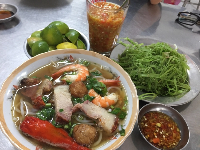 Tô đầy đủ giá 57.000 đồng, vừa bụng một người lớn. Tiệm luôn có lượng khách ổn định nhờ đa phần là khách quen - những người trót mê vị miền Tây ở Sài Gòn. Vì vậy nếu đến đây vào giờ cơm trưa hoặc chiều, bạn có thể phải chờ đôi lúc mới được phục vụ do quán khá đông Tô đầy đủ giá 57.000 đồng, vừa bụng một người lớn. Tiệm luôn có lượng khách ổn định nhờ đa phần là khách quen - những người trót mê vị miền Tây ở Sài Gòn. Vì vậy nếu đến đây vào giờ cơm trưa hoặc chiều, bạn có thể phải chờ đôi lúc mới được phục vụ do quán khá đông