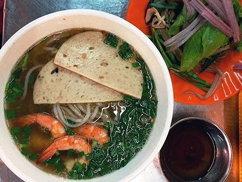 Suất ăn đầy đủ có giá 30.000 đồng. Ảnh: Linh Sea.