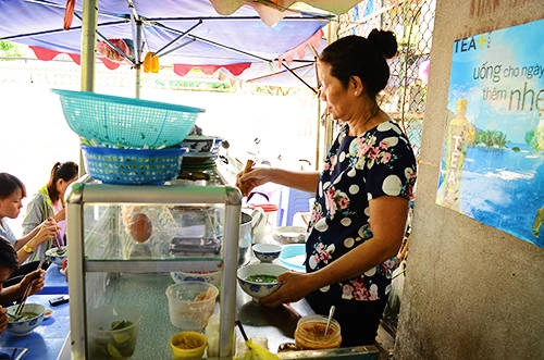 Cô Sáu đã bán ở đây được hơn 20 năm, kể từ lúc khu phố này chưa được xây dựng như bây giờ. Ảnh: Phong Vinh Cô Sáu đã bán ở đây được hơn 20 năm, kể từ lúc khu phố này chưa được xây dựng như bây giờ. Ảnh: Phong Vinh