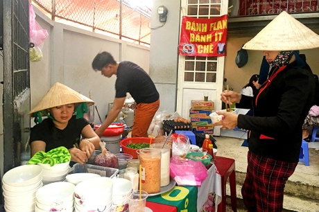 Các thành viên trong gia đình. chia nhau đứng quán, em gái cô Có (ngoài cùng bên trái) đang lấy đồ cho khách. Ảnh: Di Vỹ Các thành viên trong gia đình. chia nhau đứng quán, em gái cô Có (ngoài cùng bên trái) đang lấy đồ cho khách. Ảnh: Di Vỹ