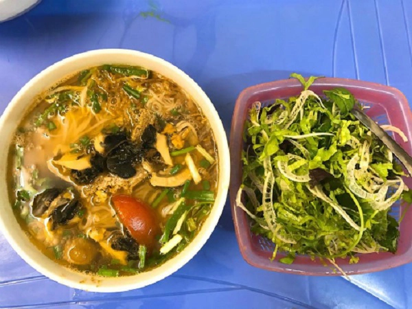 Bún cua ốc có giá 50.000 đồng một bát. Bún cua ốc có giá 50.000 đồng một bát.