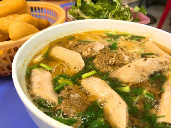 Bát bún riêu cua giò tai có giá 35.000 đồng. Bát bún riêu cua giò tai có giá 35.000 đồng.