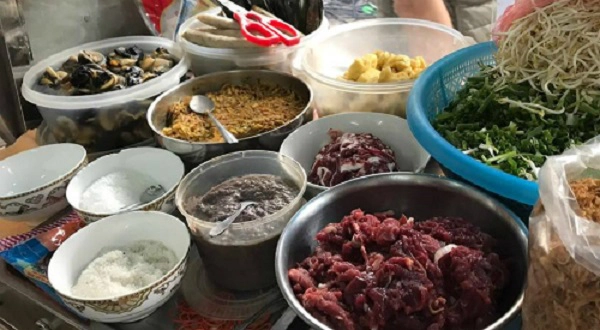 Các nguyên liệu được bày trong tủ kính trước lối vào để khách có thể quan sát. Các nguyên liệu được bày trong tủ kính trước lối vào để khách có thể quan sát.