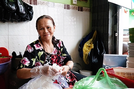 Bà Lan 64 tuổi, cho biết mở quán bún từ những năm 1990. Ảnh: Di Vỹ. Bà Lan 64 tuổi, cho biết mở quán bún từ những năm 1990. Ảnh: Di Vỹ.