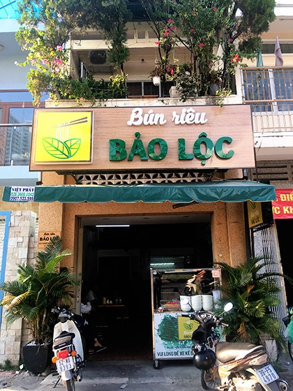 Quán nằm ở mặt tiền đường Võ Văn Kiệt. Ảnh: Di Vỹ.