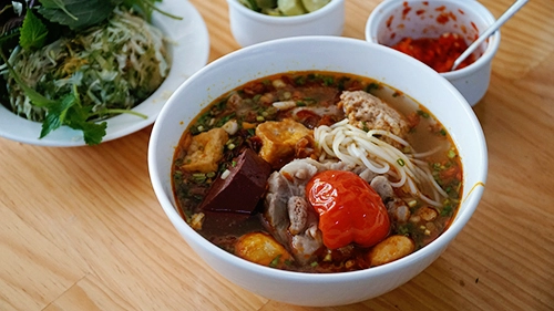 Tô bún riêu hấp dẫn với giá 55.000 đồng. Ảnh: Di Vỹ.