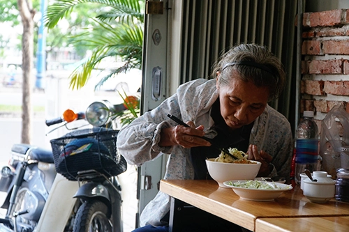 Thực khách ăn bún riêu ở quán. Ảnh: Di Vỹ.