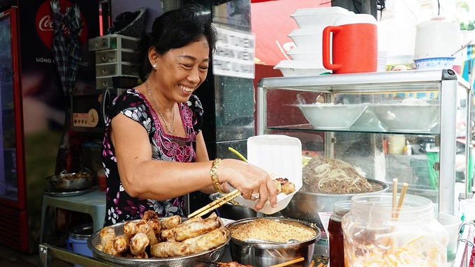 Theo lời kể của chị Tuyền, chủ hiện tại, quán bún thịt nướng này khởi đầu cách đây 40 năm, do mẹ ruột của chị mở. "Hồi đó, mẹ tôi bán bún trên gánh, ở vỉa hè quận 1. Tôi kế thừa quán được gần 20 năm nay", chị Tuyền nói. Theo lời kể của chị Tuyền, chủ hiện tại, quán bún thịt nướng này khởi đầu cách đây 40 năm, do mẹ ruột của chị mở. "Hồi đó, mẹ tôi bán bún trên gánh, ở vỉa hè quận 1. Tôi kế thừa quán được gần 20 năm nay", chị Tuyền nói.