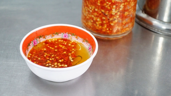 Không thể ăn bún thịt nướng mà thiếu đi nước mắm. Đây được xem là linh hồn của món ăn. Nước mắm được quán pha theo kiểu miền Nam, hơi ngọt và đặc quánh. Ớt được để trên bàn cho khách chủ động gia giảm. Anh Phong (ngụ quận 4, TP HCM) là khách quen của quán cho biết: "Thịt nướng và chả giò đều được nêm nếm vừa miệng, chỉ có nước mắm thì hơi ngọt. Quán thường đông vào buổi trưa nên đôi khi hết chỗ và phải chờ tới lượt". Không thể ăn bún thịt nướng mà thiếu đi nước mắm. Đây được xem là linh hồn của món ăn. Nước mắm được quán pha theo kiểu miền Nam, hơi ngọt và đặc quánh. Ớt được để trên bàn cho khách chủ động gia giảm. Anh Phong (ngụ quận 4, TP HCM) là khách quen của quán cho biết: "Thịt nướng và chả giò đều được nêm nếm vừa miệng, chỉ có nước mắm thì hơi ngọt. Quán thường đông vào buổi trưa nên đôi khi hết chỗ và phải chờ tới lượt".