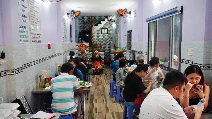 Quán dời về địa chỉ trên đường Cô Giang, quận 1 được hơn 4 tháng nay, cách địa chỉ cũ chừng 100 mét. Quán mở cửa từ 6h đến 22h mỗi ngày và nhận giao hàng tận nơi cho khách có nhu cầu. Quán dời về địa chỉ trên đường Cô Giang, quận 1 được hơn 4 tháng nay, cách địa chỉ cũ chừng 100 mét. Quán mở cửa từ 6h đến 22h mỗi ngày và nhận giao hàng tận nơi cho khách có nhu cầu.