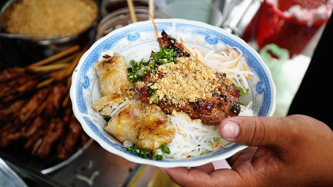 Món ăn được chế biến theo một công thức đã 40 năm. Các nguyên liệu chính gồm: bún, thịt nướng, chả giò và không thể thiếu các loại rau sống ăn kèm như xà lách, giá, dưa leo cắt nhỏ, củ cải ngâm chua.