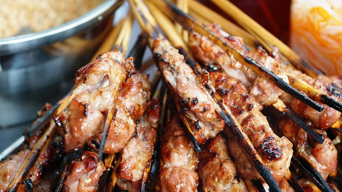 Chị Tuyền cho biết, thịt dùng để nướng là loại thịt nạc, có mỡ vừa phải để sau khi nướng không bị khô. Thịt được ướp theo tỷ lệ gia vị do mẹ chị chỉ dạy. Trước khi nướng phải ướp thịt hơn 3 tiếng cho thấm. Điểm cộng cho quán là thịt luôn được nướng mới. Ngay bước chân đầu tiên vào quán là bạn đã có thể ngửi thấy mùi thịt thơm thoang thoảng. Chị Tuyền cho biết, thịt dùng để nướng là loại thịt nạc, có mỡ vừa phải để sau khi nướng không bị khô. Thịt được ướp theo tỷ lệ gia vị do mẹ chị chỉ dạy. Trước khi nướng phải ướp thịt hơn 3 tiếng cho thấm. Điểm cộng cho quán là thịt luôn được nướng mới. Ngay bước chân đầu tiên vào quán là bạn đã có thể ngửi thấy mùi thịt thơm thoang thoảng.