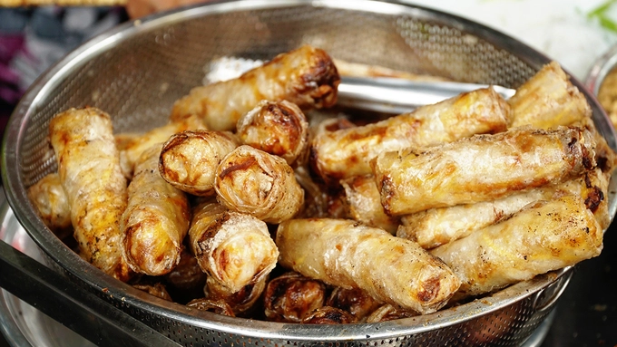 Chả giò được cuộn thành cây lớn, quấn chặt tay và chiên vừa tới. Những cuốn chả sau khi chiên có màu vàng ruộm, cắn vào sẽ cảm nhận độ giòn. Phần nhân bên trong được làm từ thịt, nấm, hành tỏi và đậu xanh. Chả giò được cuộn thành cây lớn, quấn chặt tay và chiên vừa tới. Những cuốn chả sau khi chiên có màu vàng ruộm, cắn vào sẽ cảm nhận độ giòn. Phần nhân bên trong được làm từ thịt, nấm, hành tỏi và đậu xanh.