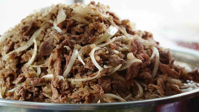 Điều tạo nên sự khác biệt cho hàng bún thịt nướng này là món thịt bò xào. Khi vào quán, bạn sẽ được nhân viên hỏi có ăn thêm thịt bò xào hay không. Thịt được xào vừa chín tới, mềm và thơm. Điều tạo nên sự khác biệt cho hàng bún thịt nướng này là món thịt bò xào. Khi vào quán, bạn sẽ được nhân viên hỏi có ăn thêm thịt bò xào hay không. Thịt được xào vừa chín tới, mềm và thơm.