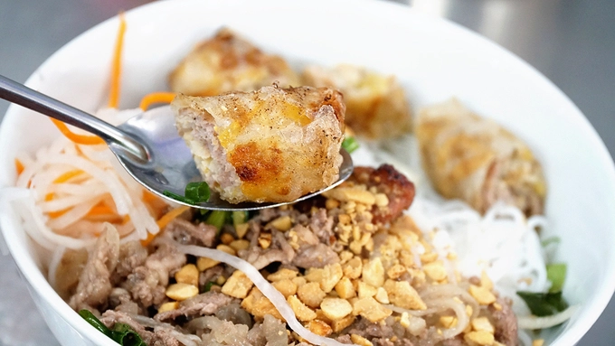 Chả giò được xắt miếng vừa ăn khi có khách yêu cầu. Chả giò được xắt miếng vừa ăn khi có khách yêu cầu.