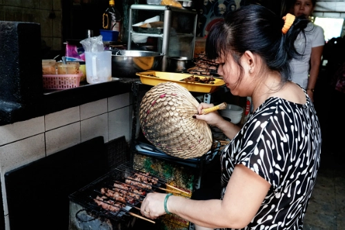 Thịt được nướng liên tục trên bếp nên khi ăn cảm thấy ngon hơn. Ảnh: Di Vỹ.